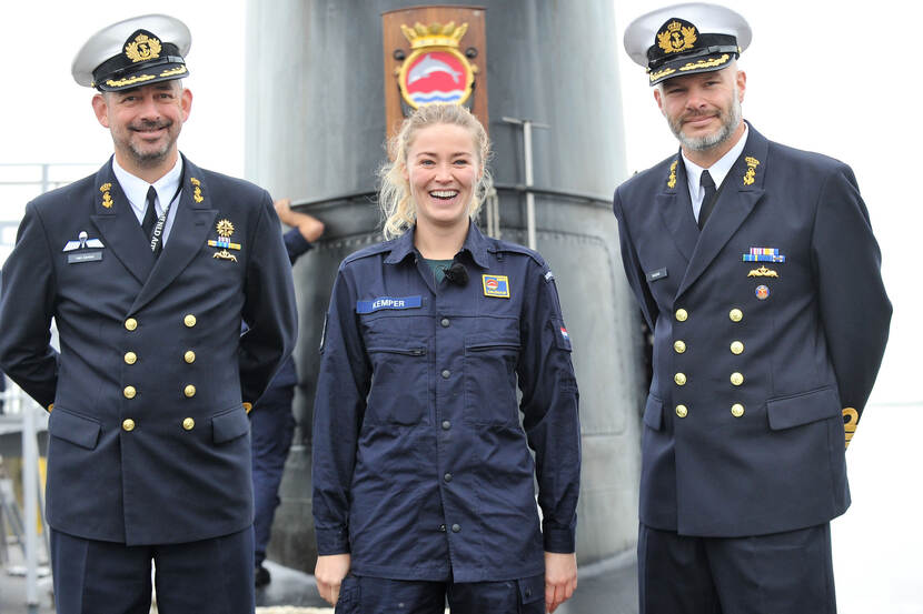 Geraldine Kemper poseert tussen 2 marinemannen.