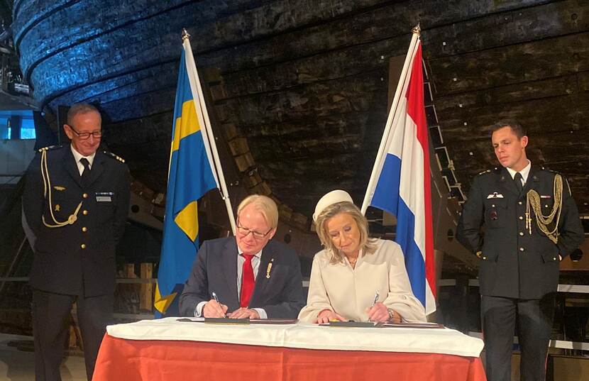 Minister van Defensie Kajsa Ollongren en haar Zweedse ambtsgenoot Peter Hultqvist ondertekenen het document.
