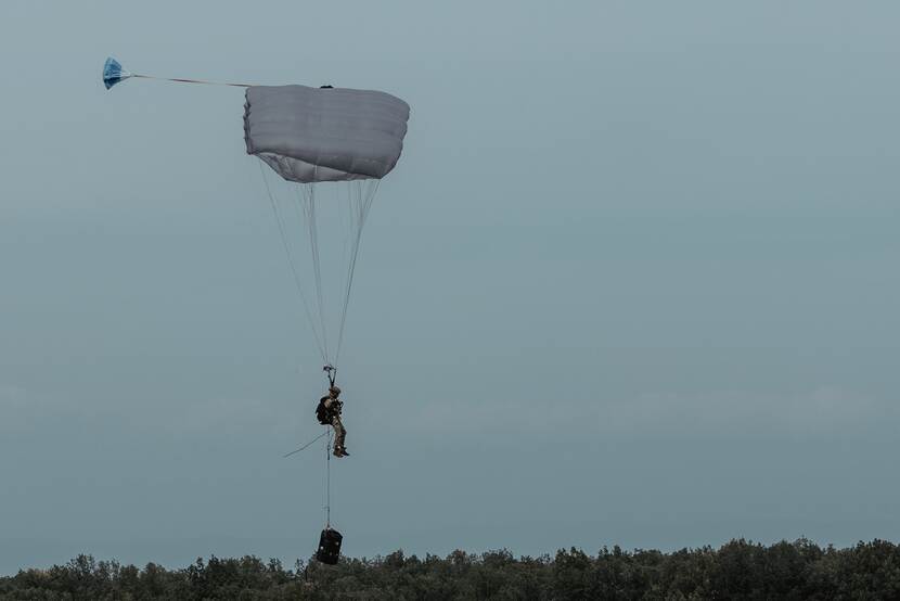 Een parachutist.