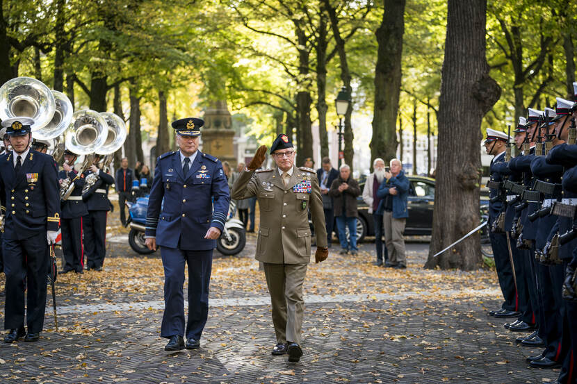 Een ceremoniële ontvangst in Den Haag voor generaal Guglielmo Luigi Miglietta.