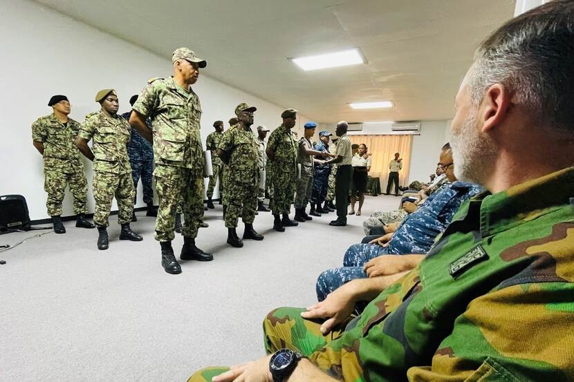 Een certificaatuitreiking van Surinaamse militairen.