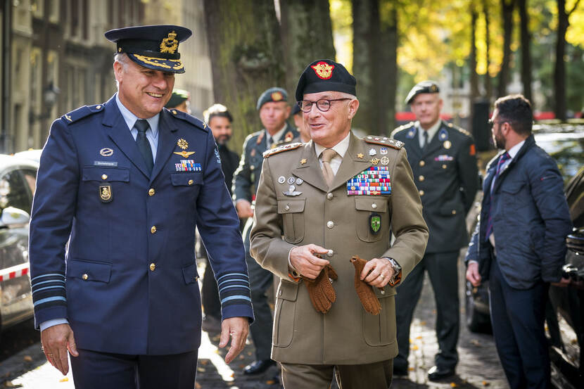 De generaals Onno Eichelsheim en Guglielmo Luigi Miglietta.
