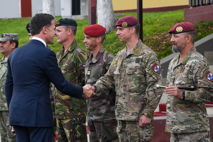 De premier bezoekt militairen in Roemenie.