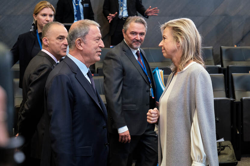 Ollongren in gesprek met haar Turkse collega Hulusi Akar.