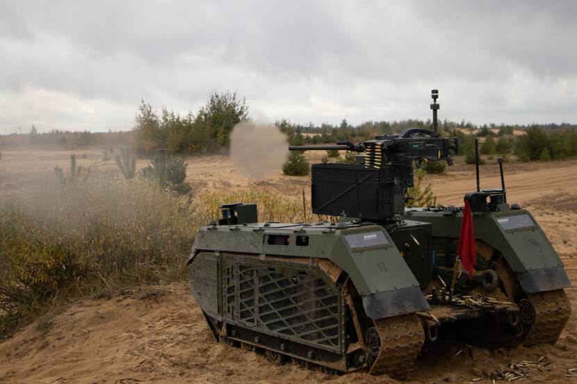Het op afstand bestuurbare rupsvoertuig MilRem in het veld.