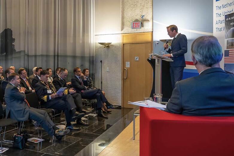 Staatssecretaris Van der Maat spreekt tijdens de Amerikaans-Nederlandse Industriedag op de Nederlandse ambassade in Washington.