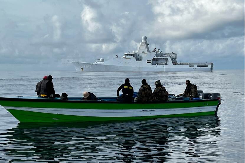 Marinemannen op een boot.