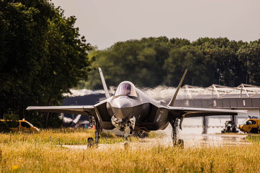 Een F-35 landt op Vliegbasis Volkel, juni 2022.