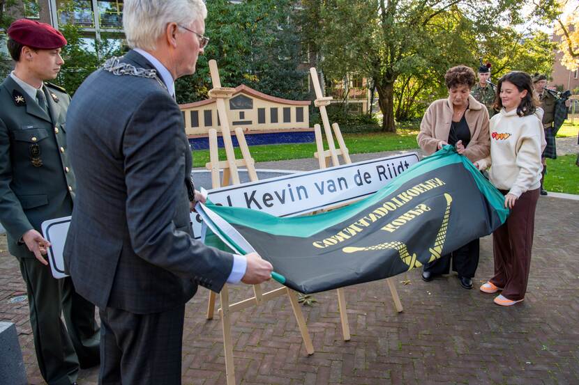 Luitenant-generaal Martin Wijnen en nabestaanden onthullen een bord met de naam Kevin van de Rijdt.