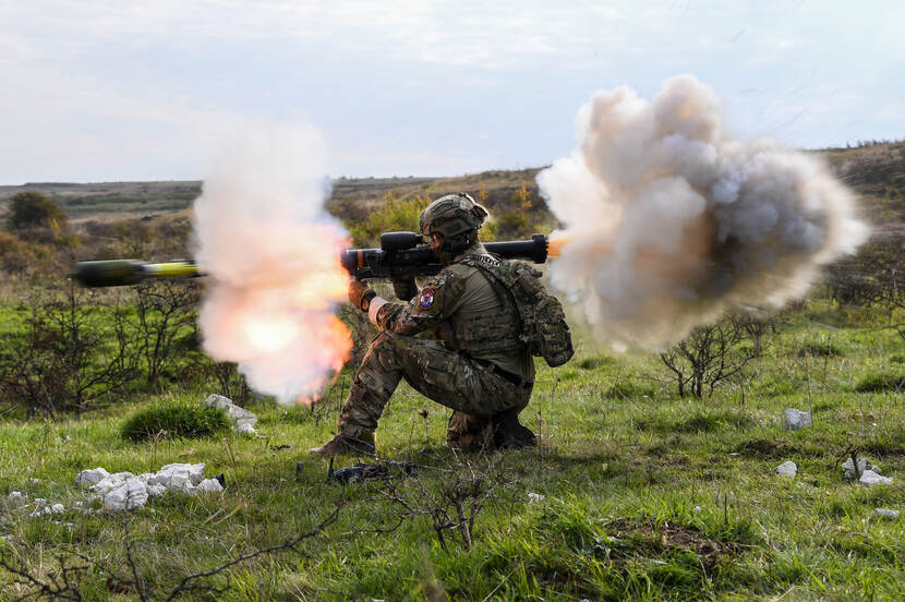 Een Nederlandse militair vuurt een wapen af.