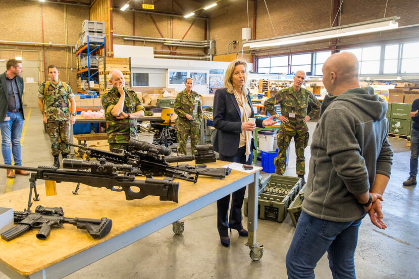 Minister Ollongren spreekt met personeel van het Materieellogistiek Commando.