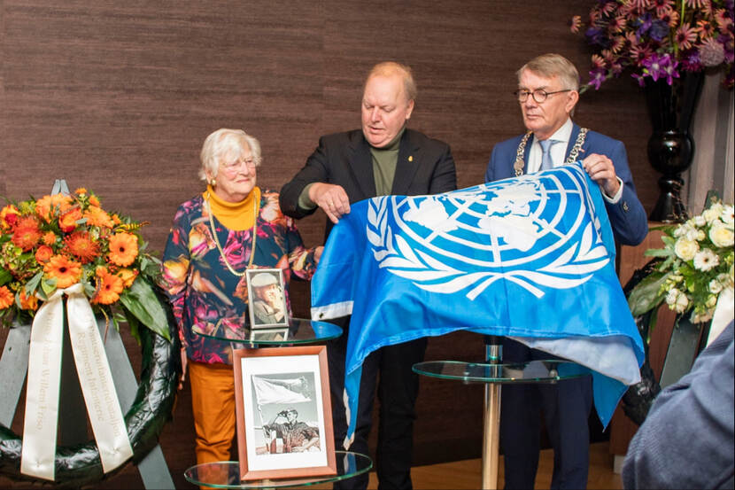 Onthulling van een herdenkingsbord.