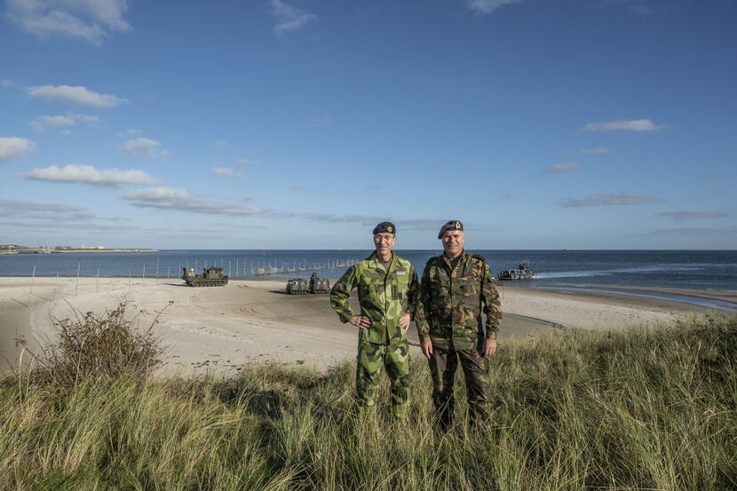 De generaals Micael Bydén van Zweden en  Onno Eichelsheim op Texel.