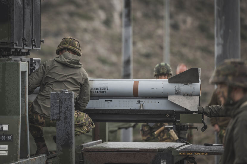 Soldaten mit einer Rakete.