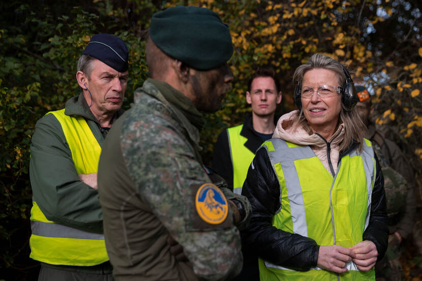 Minister praat met militairen