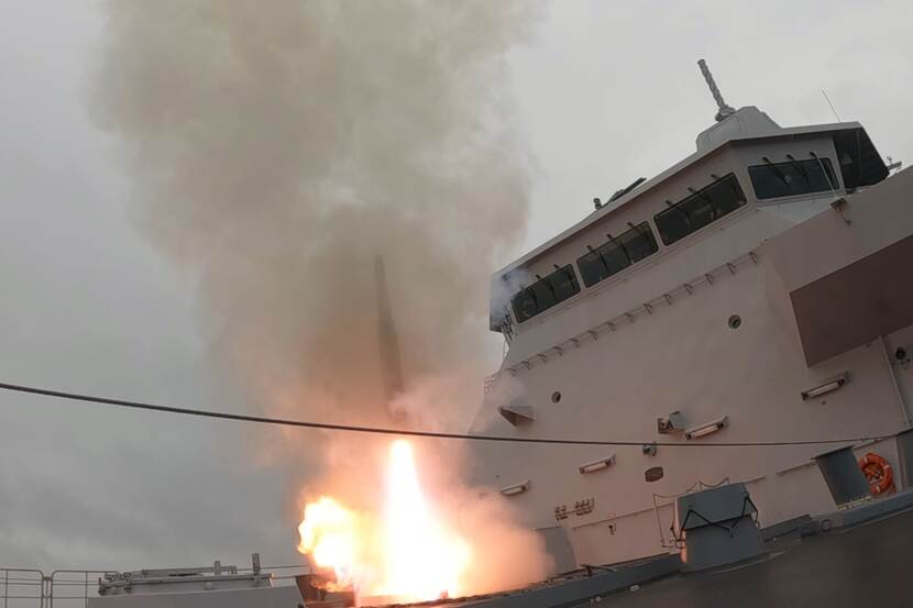 Raketvuur en veel rook op schip.