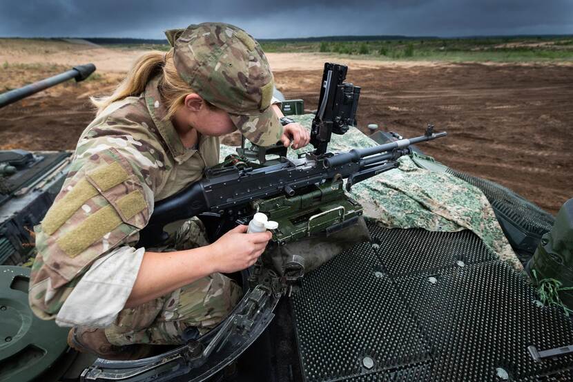 Archieffoto van een vrouwelijke militair die hier deel uitmaakt van de enhanced Forward  Presence in Litouwen.