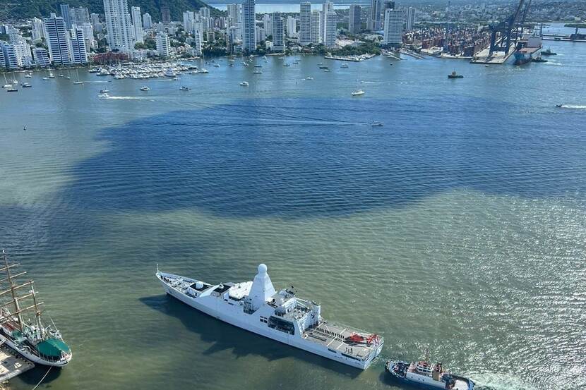 Zr.Ms. Holland vaart de haven in Colombia binnen. Foto in vogelperspectief.