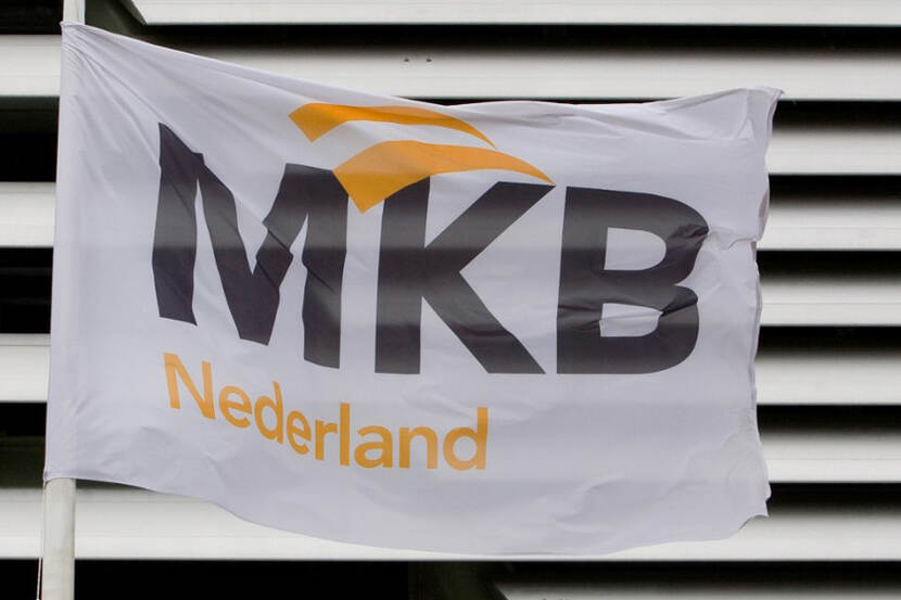 Wapperende witte vlag met de tekst: MKB Nederland.