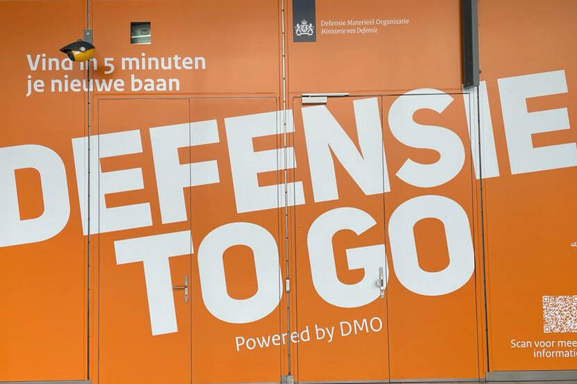 deel van pop-up stand met de tekst: Defensie to go.