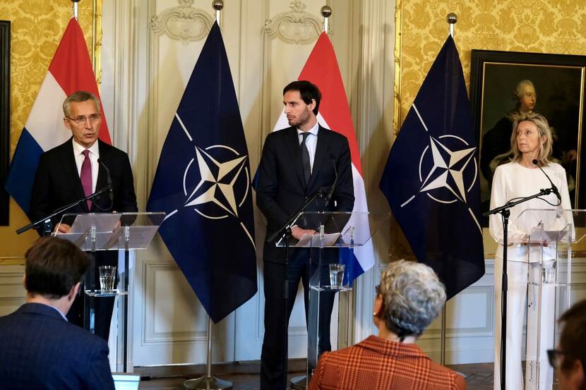 2 ministers met de NAVO-baas.