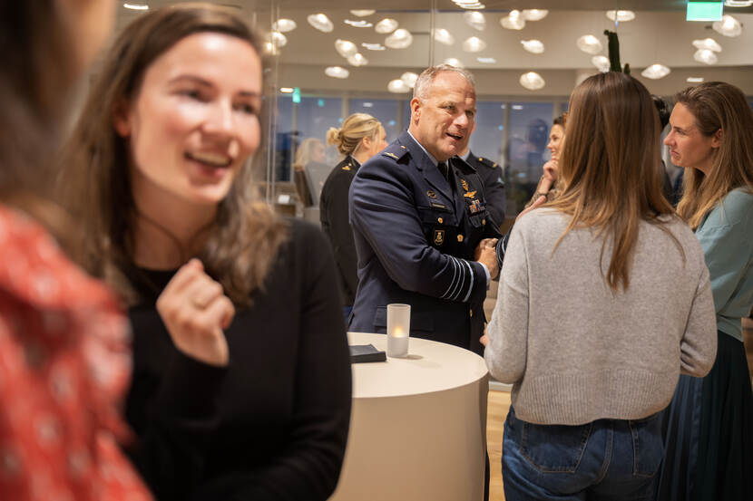 Commandant der Strijdkrachten generaal Onno Eichelsheim in gesprek met deelnemers aan het Young Boards Community-event.