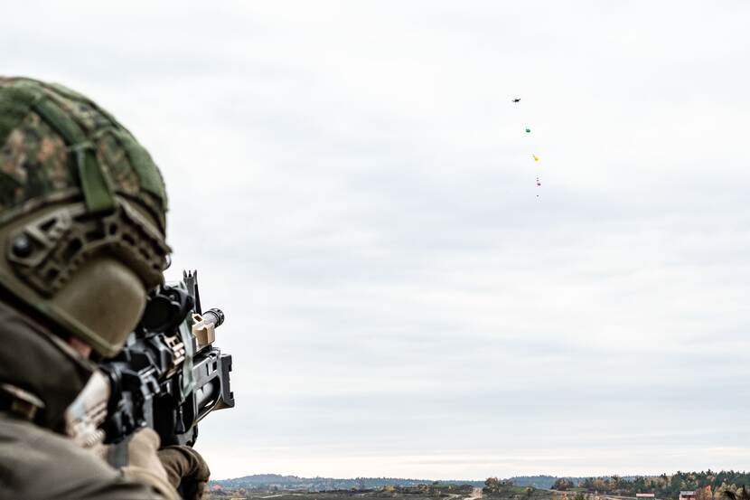 Militairen schieten drones neer.