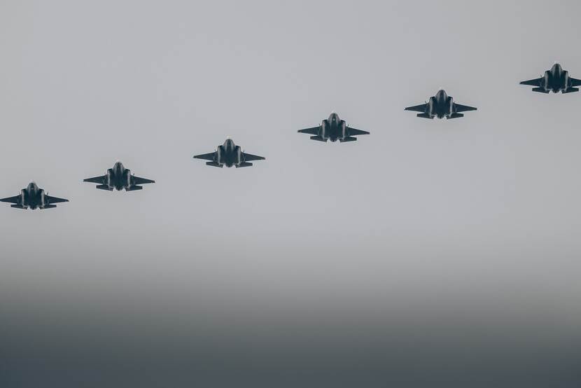 6 gevechtsvliegtuigen naast elkaar in de lucht.