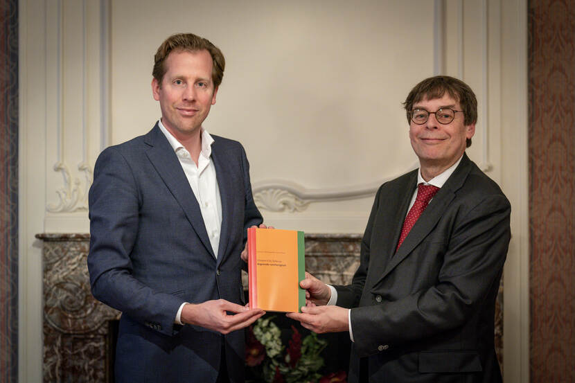 Staatssecretaris Van der Maat ontvangt het rapport 'Begrensde ruimhartigheid' van de commissie Heerma van Voss.