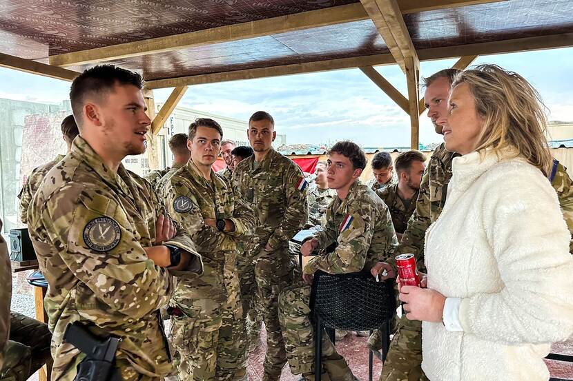 De minister bezoekt militairen in Irak.