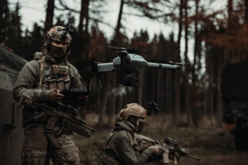 Militairen met drone.