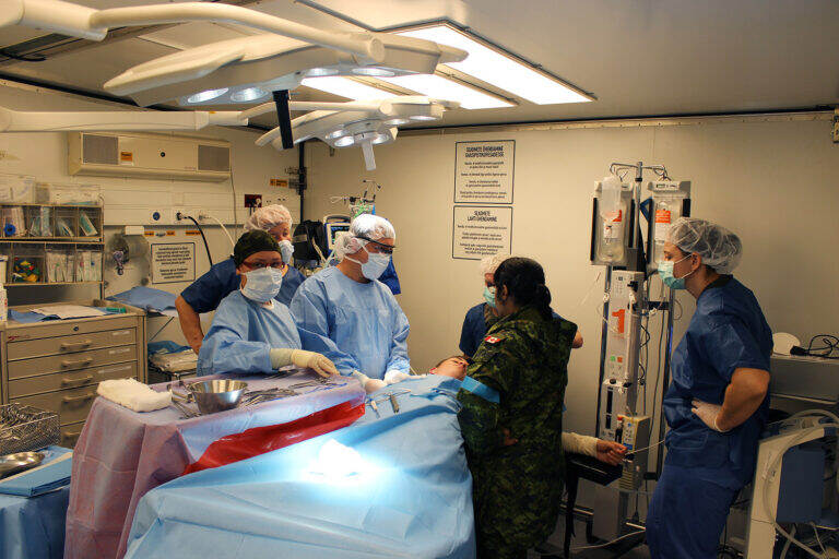 Een operatiekamer in een veldhospitaal.