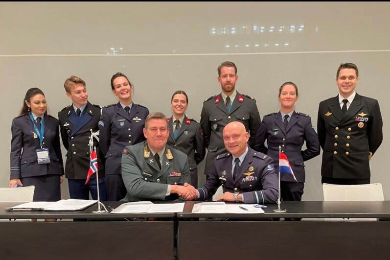 Namens het Noorse en het Nederlandse ministerie van Defensie wordt het Memorandum of Understanding ondertekend.