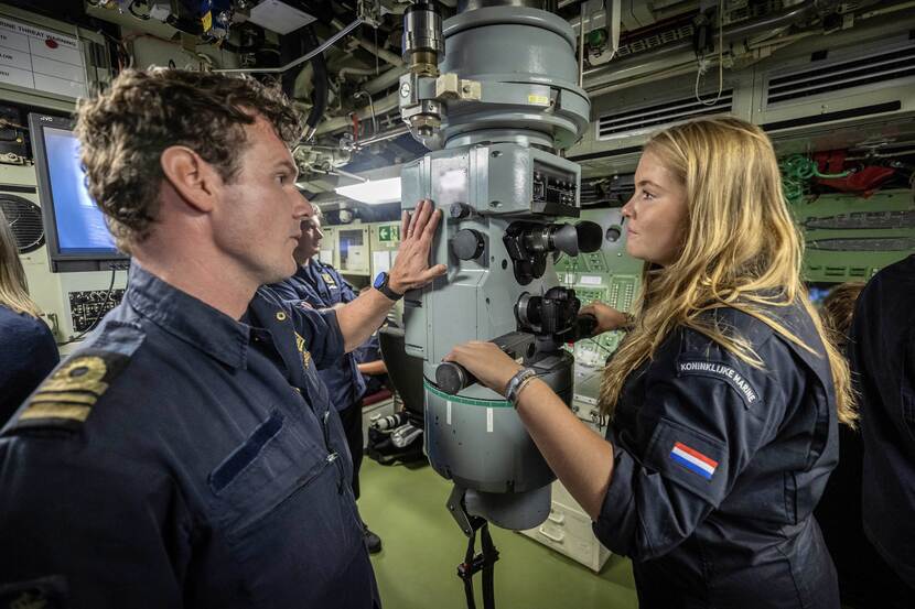 Onder begeleiding bestuurde Amalia onderzeeboot de Zeeleeuw.