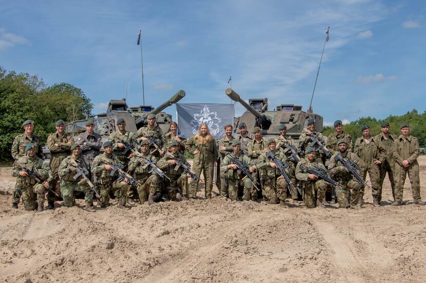 Prinses Amalia ontmoette militairen van het regiment Infanterie Oranje Gelderland.