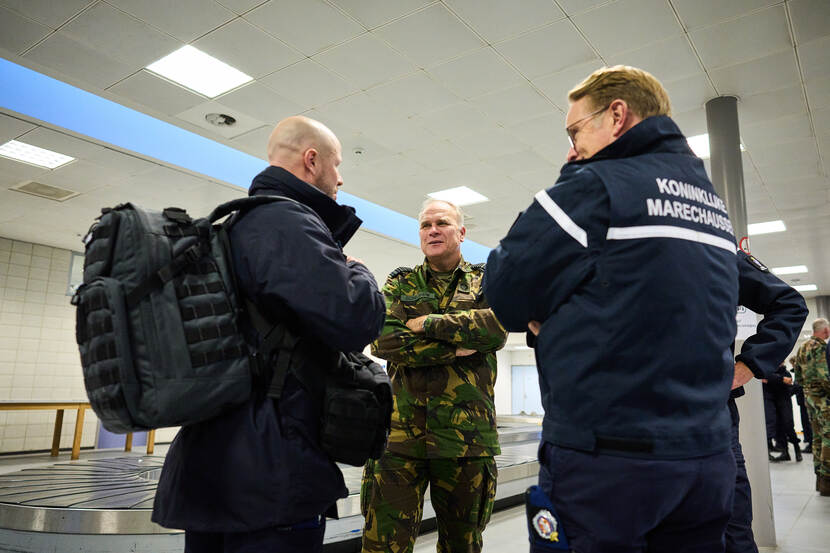 Een team van de marechaussee wordt ontvangen.