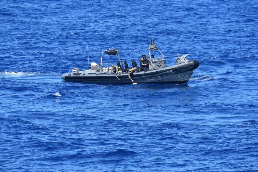 De snelle onderscheppingsboot FRISC op zee.