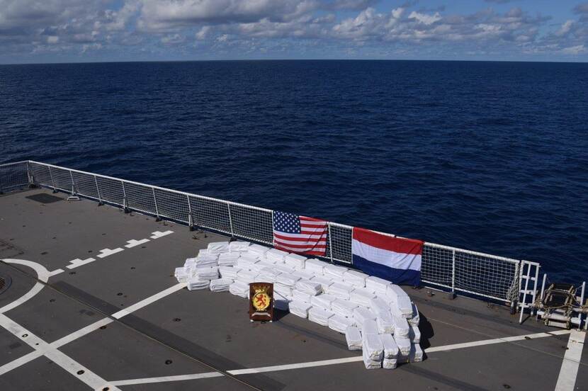 Lading witte pakketten op platform schip.