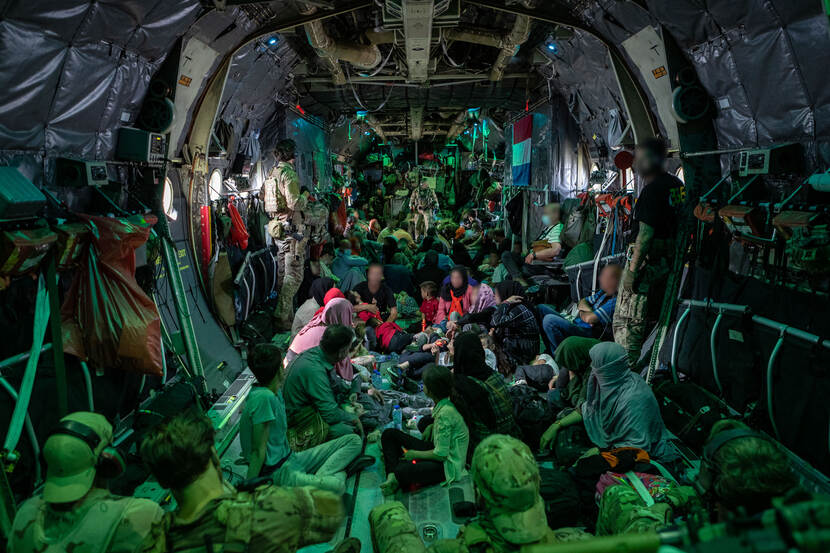 Evacuees in een van de C-130-transporttoestellen tijdens een evacuatievlucht vanuit Kabul.