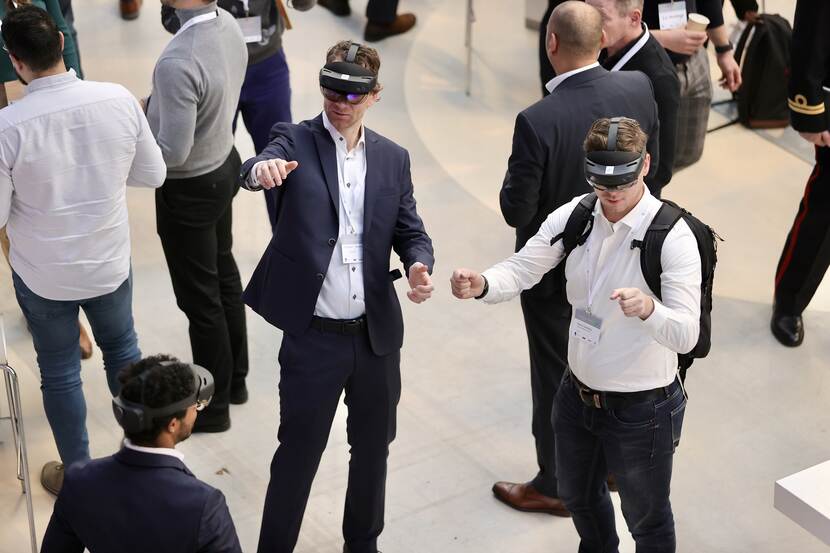 Bezoekers van Innovation in Defence proberen een VR-bril uit.