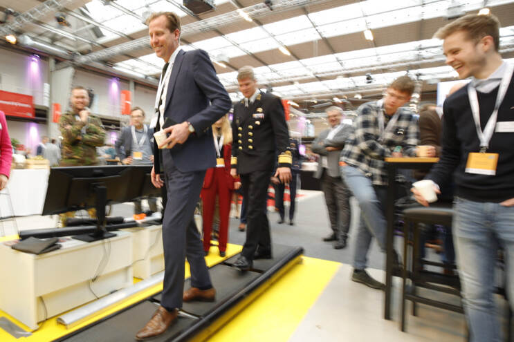 Staatssecretaris Christophe van der Maat heeft grote belangstelling voor de lichtgewicht brug.