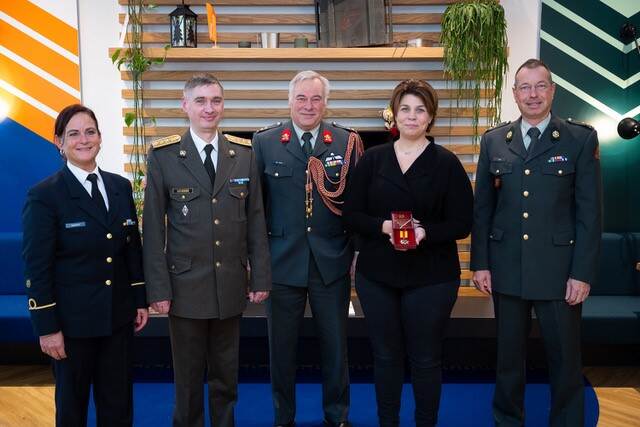 Plaatsvervangend MRC-commandant Monika Kop-Wijering (met medaille) te midden van onder anderen de Oekraïense Defensieattaché kolonel Yurii Herashchenko.