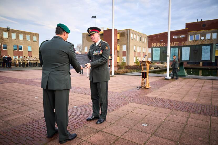 De commandant van 104 Commandotroepencompagnie ontvangt het Bronzen Schild uit handen van luitenant-generaal Martin Wijnen.