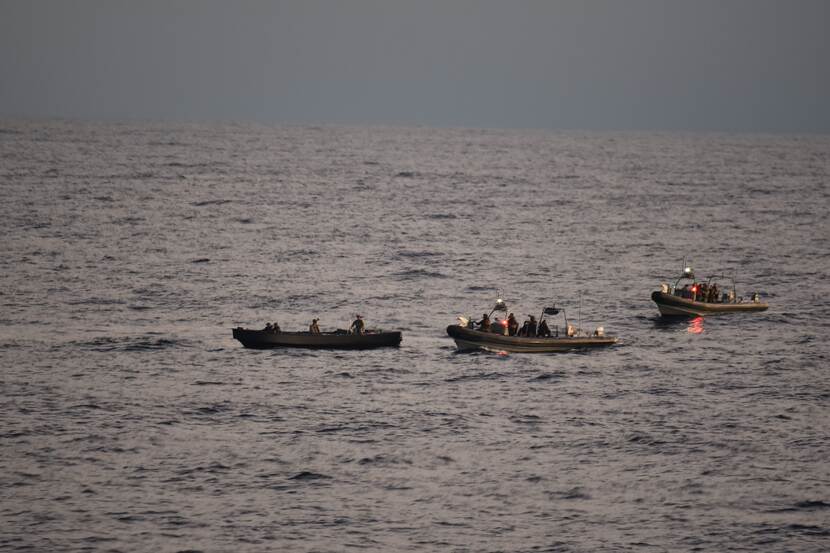 2 snelle FRISC-motorboten van de marine bij een onderschepte drugsboot (links).