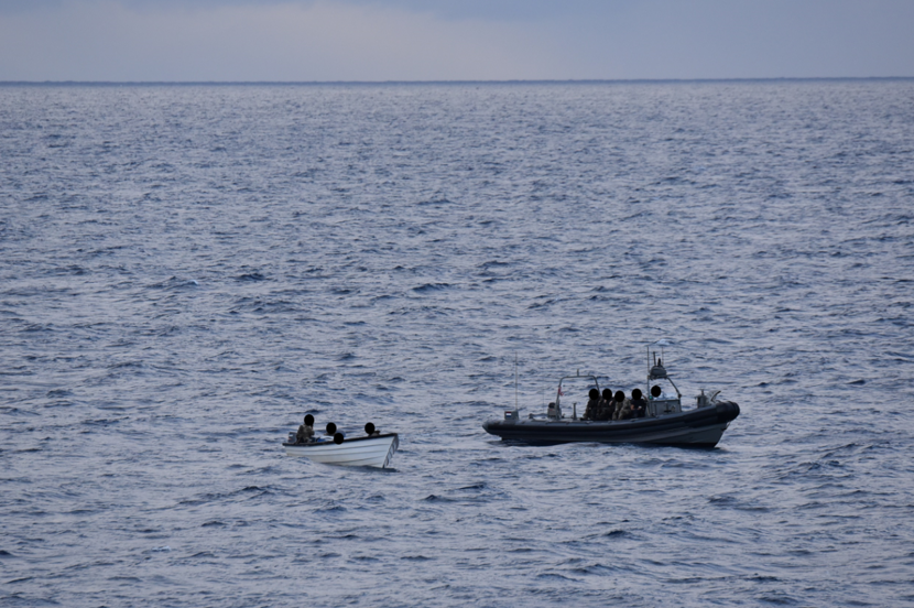 Een snelle Frisc-motorboot van de marine bij een onderschepte drugsboot.