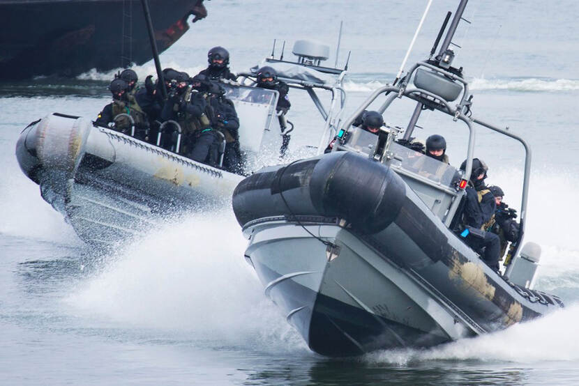 2 FRISC-motorboten in de Rotterdamse haven.