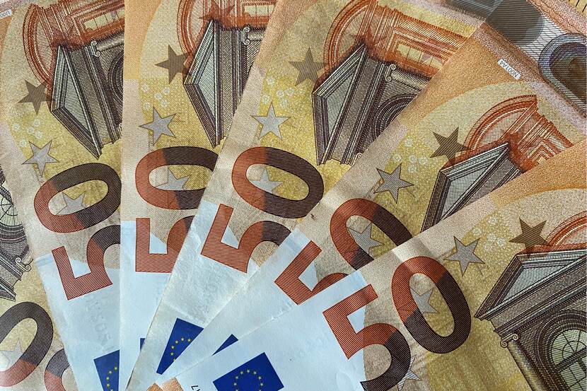 6 bankbiljetten van € 50.