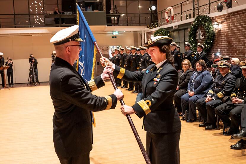 Commandeur Morang draagt een vaandel over aan haar opvolger.