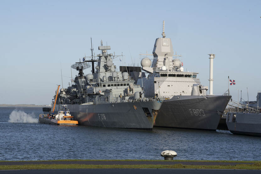 Zr.Ms. Tromp en FGS Mecklenburg-Vorpommern in de haven van Den Helder.