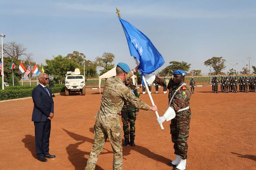 Generaal Matthijssen overhandigt VN-vlag aan militair.